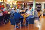 12. De dames die de bedieniging verzorgen